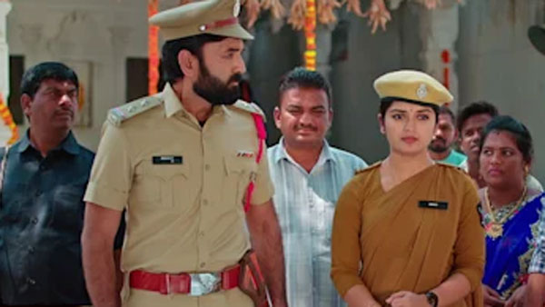 పేపర్ లో జానకి ఫొటో