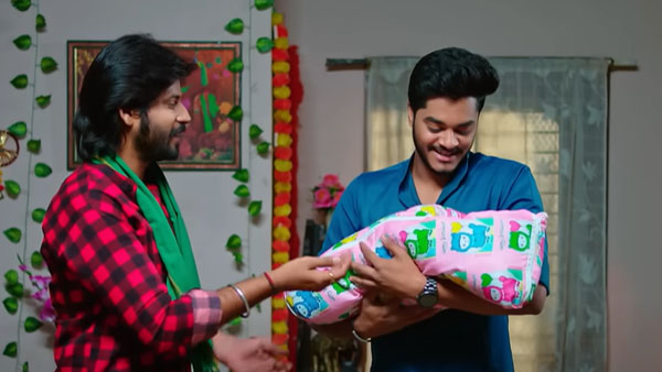 అఖిల్ కొడుకును ఎత్తుకోవాలని..