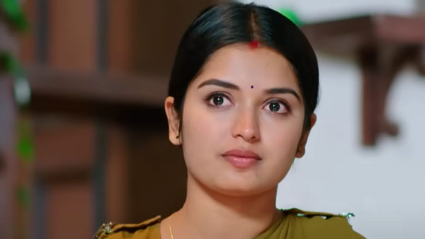  ఇంట్లో హడావిడి చేస్తూ