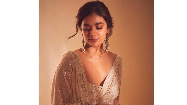 చీరలో కూడా హాట్ షో