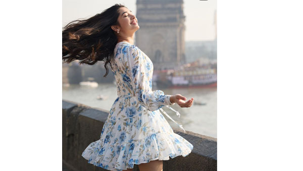 పొట్టి గౌనులో..