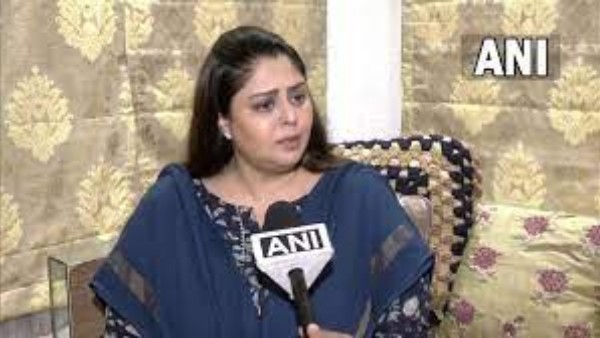  బ్యాంక్ ఉద్యోగి అంటూ..