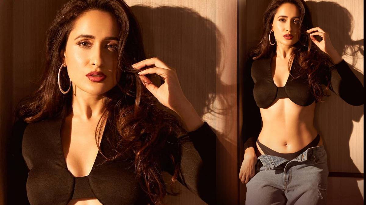 ప్యాంట్ విప్పేసినట్లు స్టిల్