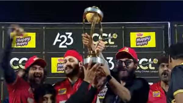 ట్రోఫి అందుకొన్న అఖిల్ అక్కినేని