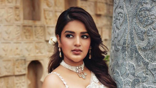 ఇక్కడి అమ్మాయి.. అలా ఎంట్రీ