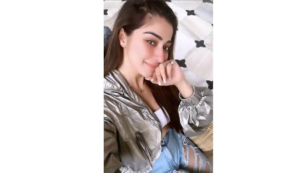  హాట్ సెల్ఫీలతో ఐ ఫీస్ట్..