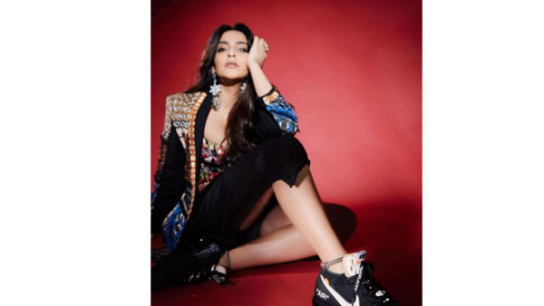 గ్లామర్ షోతో రెచ్చగొడుతూ