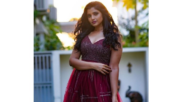 శ్యామల ఎద అందాల రచ్చ