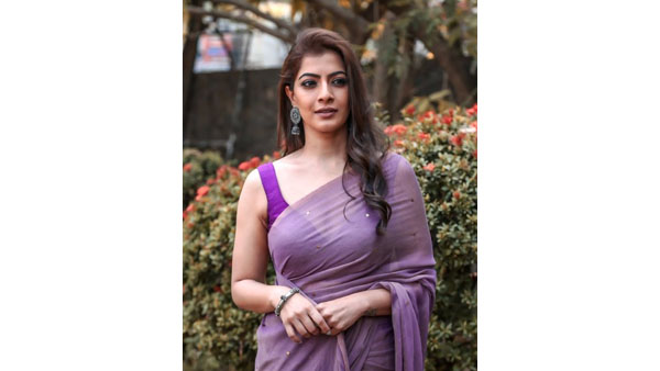 అలా కవ్విస్తోన్న వరలక్ష్మి