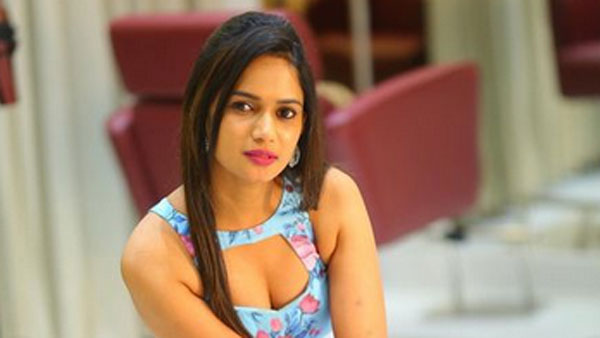 Ariyana Glory Shares Fabulous Photo in Instagram