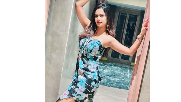 పడుకుని మరి సెల్ఫీ అందాలు..