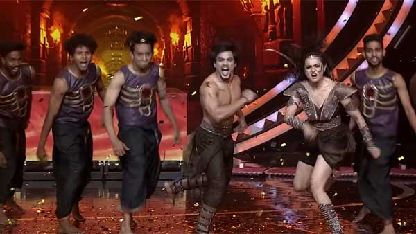 అదిరిపోయే డ్యాన్స్.. ఘాటు రొమాన్స్