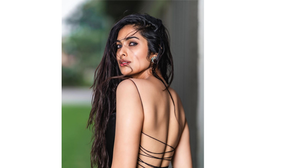 Bigg Boss Divi Vadthya Ravishing Looks In Latest Black Sleeveless Dress