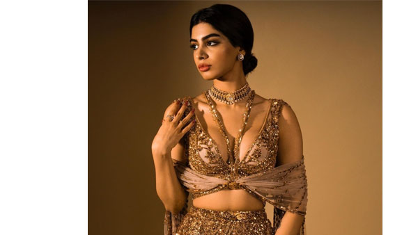 ఎద అందాలను చూపిస్తూ