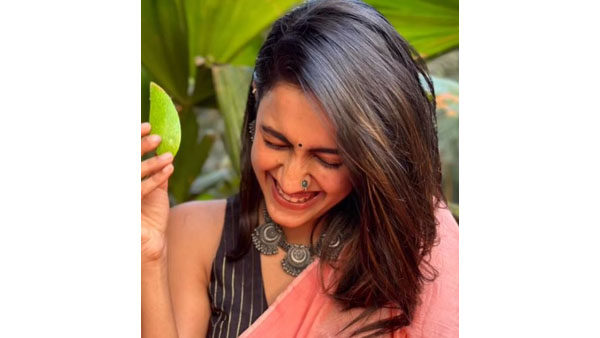 సోషల్ మీడియాలో బిజీగా