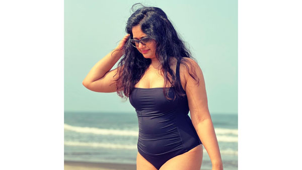 Poonam Bajwa Ravishing Hot Looks In Black Colour Bikini At Beach Photos Goes Viral Poonam Bajwa Ravishing Hot Looks In Black Colour Bikini At Beach Photos Goes Viral