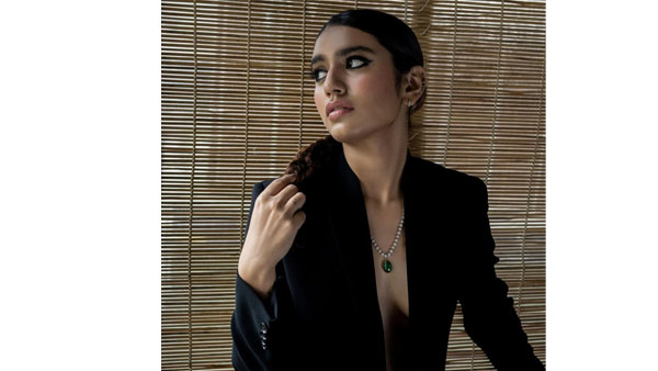 ఘాటైన ఎద అందాలు