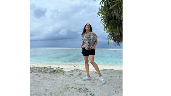 Anchor Rashmi Gautam Beach Photos Viral In Internet