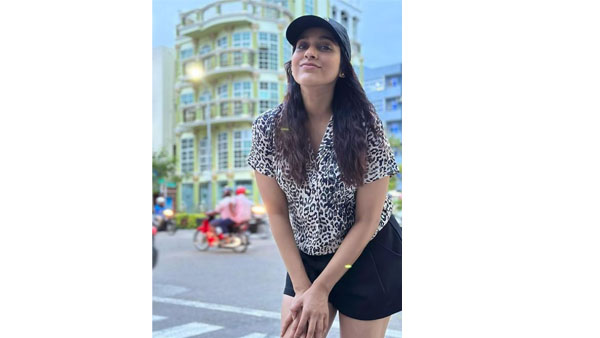 Anchor Rashmi Gautam Beach Photos Viral In Internet