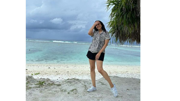 Anchor Rashmi Gautam Beach Photos Viral In Internet