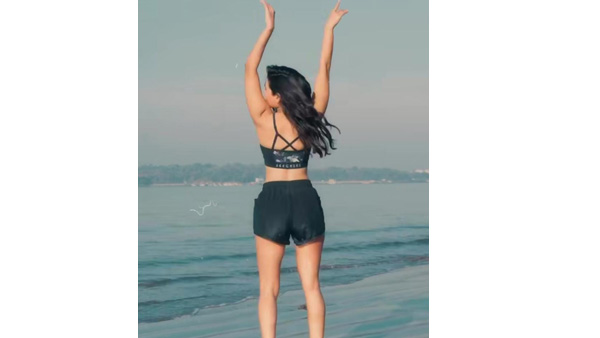 Arjun Reddy Shalini Pandey Stunning Look At Latest Beach Video