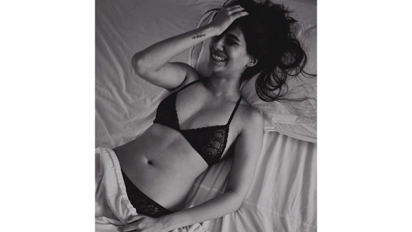 బెడ్ పై హాట్ గా.. నాభి హైలెట్ అయ్యేలా..