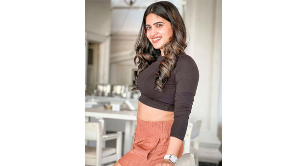 Anchor Sravanthi Chokarapu Looks Stunning in Short Dress