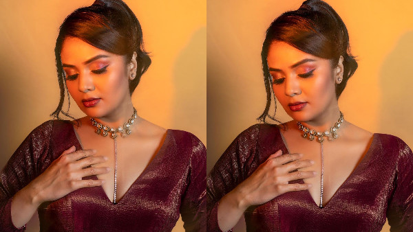 Anchor Sreemukhi Stunning Looks In Latest Maroon Colour Dress Goes Viral