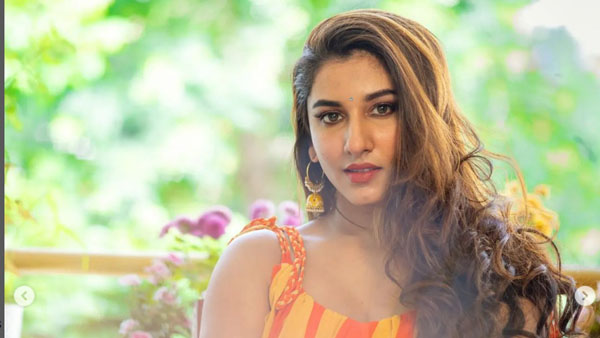 గ్లామర్ హైలైట్ అయ్యే విధంగా