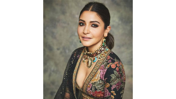 Mumbai police are preparing action against Amitabh bachchan and Anushka Sharma for Non Helmet driving Mumbai police are preparing action against Amitabh bachchan and Anushka Sharma for Non Helmet driving