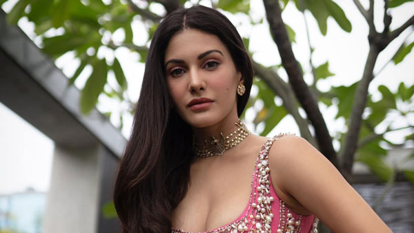 Amyra Dastur stunning new glamorous pics viral