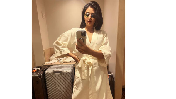 Anchor Sreemukhi Ravishing Looks In Latest White Towel In Bathroom 