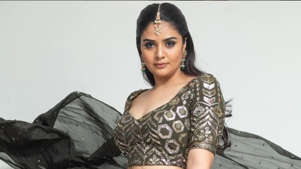 Anchor Sreemukhi Ravishing Looks In Latest White Towel In Bathroom 