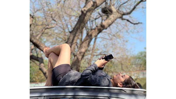 Bigg Boss Fame Inaya Sultana Ravishing Looks In Black Shirt On Car