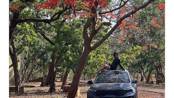 Bigg Boss Fame Inaya Sultana Ravishing Looks In Black Shirt On Car
