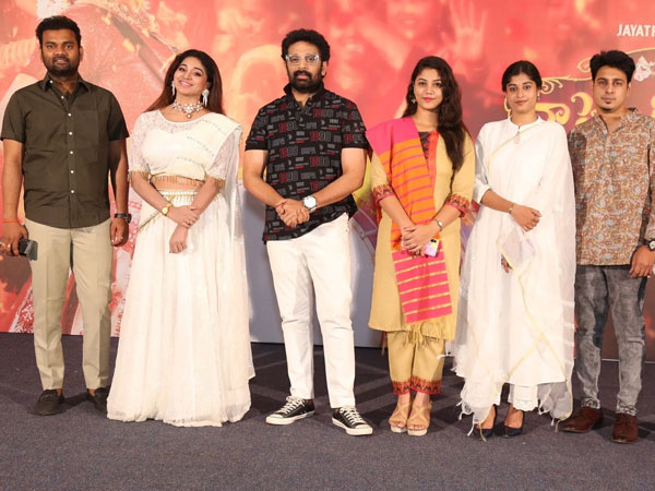 Anchor Manjusha gets satires from JD Chakravarthy at Music Event by VJ Jayathi