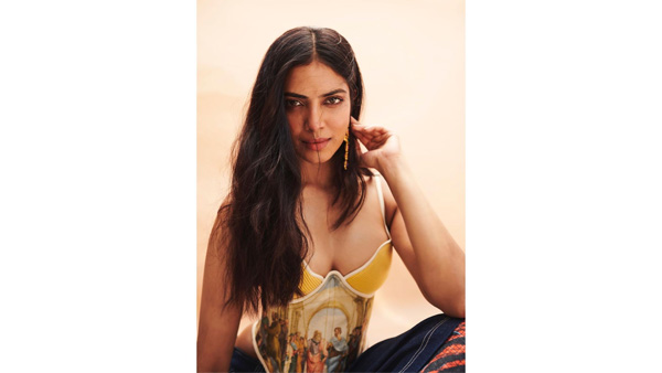 Malavika Mohanan Sizzling Look In Latest Yellow Colour Sleeveless Top
