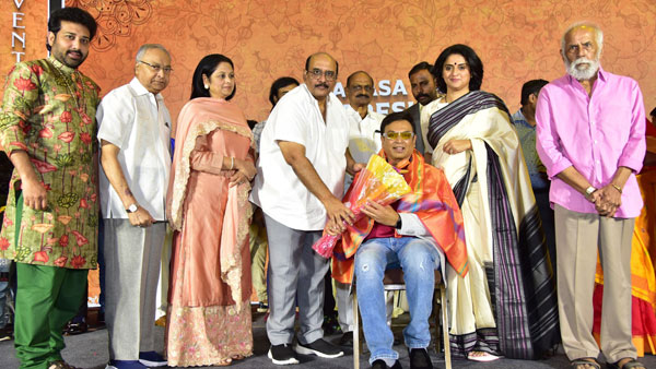 Pavitra Lokesh touches the feet of VK Naresh and MS Raju at Malli Pelli pre release event