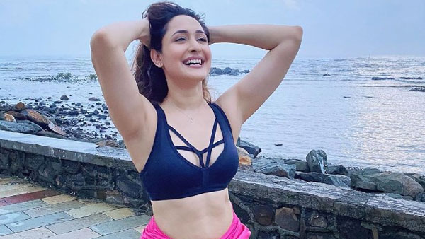 Cute actress pragya jaiswal stunning bikini look viral