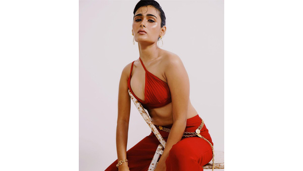 Arjun Reddy Shalini Pandey Sizzling Hot Looks In Latest Red Colour Dress 