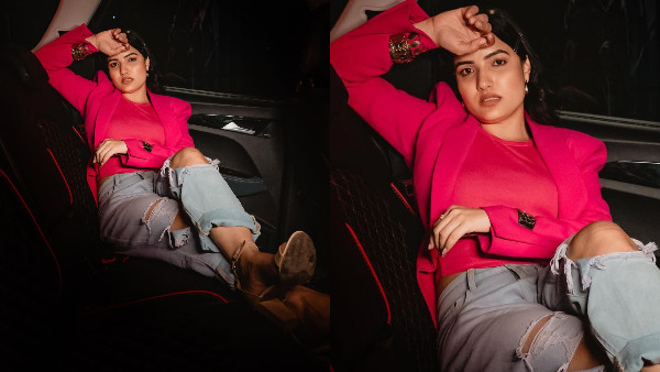 Bigg Boss Fame Siri Hanumanth Glamour Looks In Pink Colour Top Blue Jeans