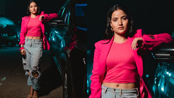 Bigg Boss Fame Siri Hanumanth Glamour Looks In Pink Colour Top Blue Jeans