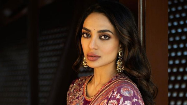 Talented actress Sobhita Dhulipala new glamorous photos viral