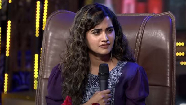 Anchor rashmi Gautam satires on bigg boss contestant Sravanti Chokkarapu and Jessi in Sridevi Drama Company Show