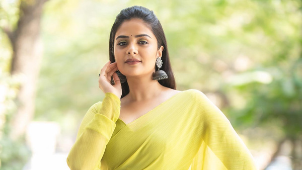 Anchor Sreemukhi Latest Beach Video Viral In Internet