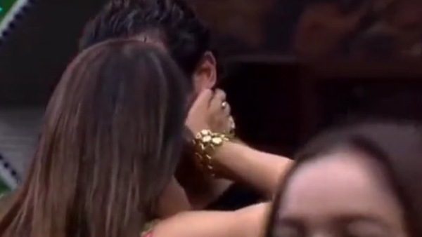 Bigg boss hindi ott 2 contestants lip lock scene viral