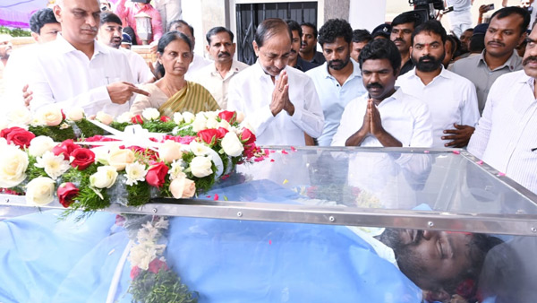  CM KCR paid tributes to Telangana movement singer Sai Chand