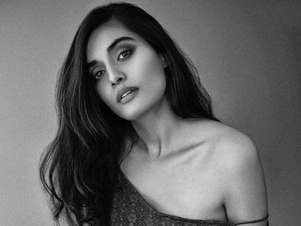 Beautiful Actress Divyansha Kaushik latest still viral Beautiful Actress Divyansha Kaushik latest still viral