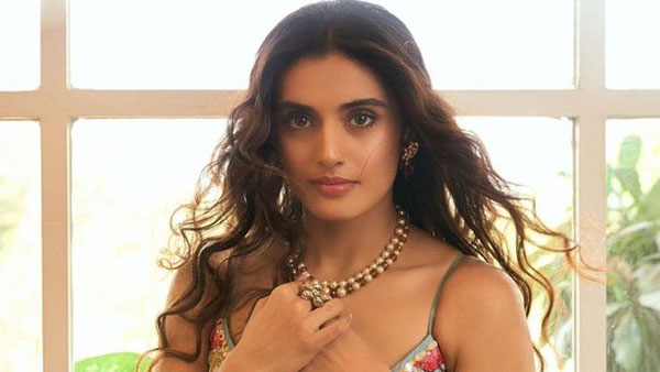 Beautiful Actress Divyansha Kaushik latest still viral Beautiful Actress Divyansha Kaushik latest still viral