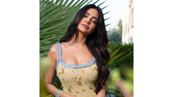 Actress Esha Gupta Beautiful Photos Goes Viral In Social Media